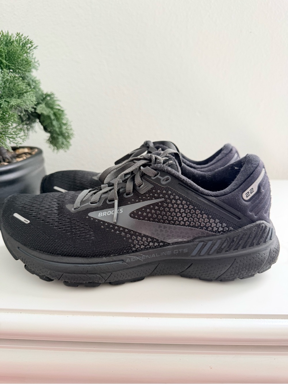 Brooks women size 7.5 Adrenaline GTS 22 Black and Dark Gray Running Shoes - Picture 9 of 11